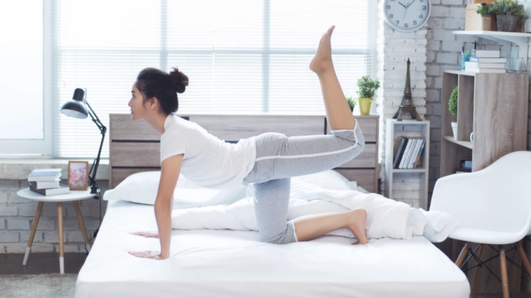 10 Phút Tập Pilates Tại Giường: Bí Quyết Đôi Chân Thon Dài