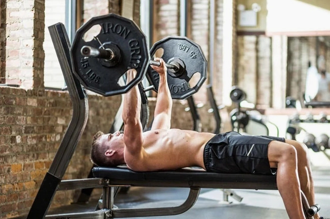 12 Bài tập thân trên cho nam: Tăng cường sức mạnh và vóc dáng