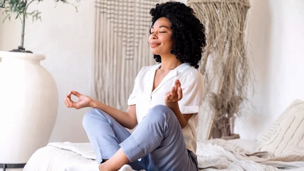 Adriene Mishler thực hiện tư thế yoga buổi sáng