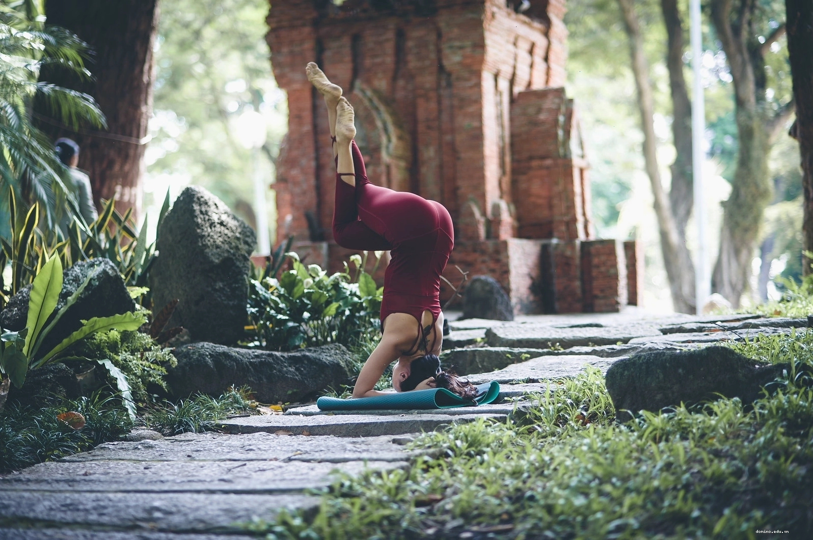 Ảnh 3 cô gái tập yoga với phong cách vintage