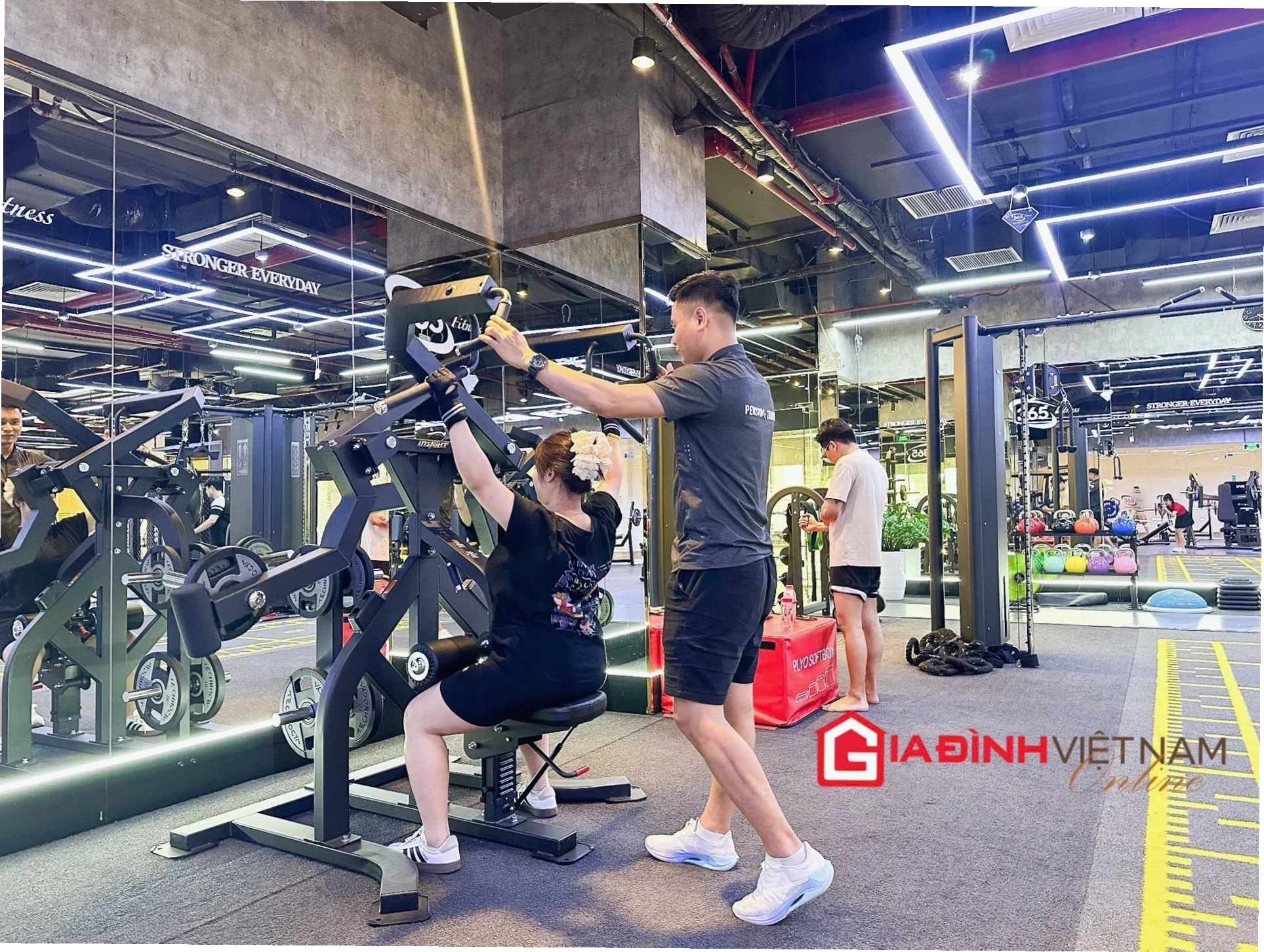 Anh Đức đang hướng dẫn một học viên thực hiện động tác tập luyện chuẩn xác
