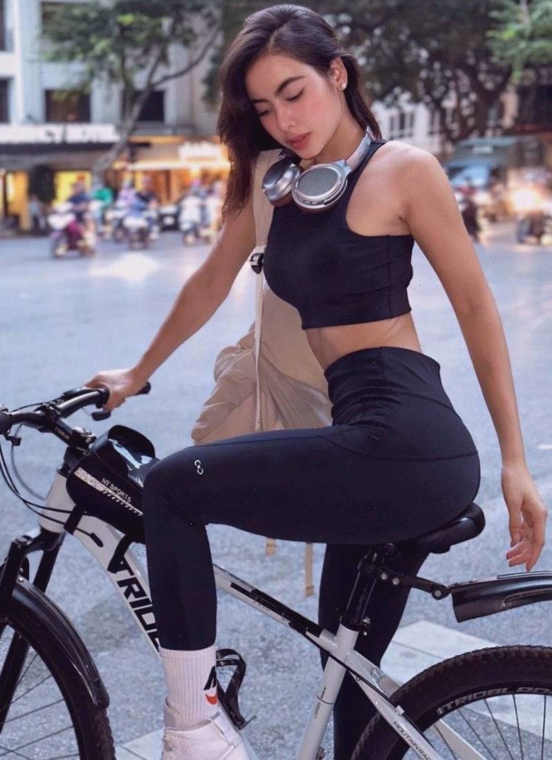 Ảnh gái xinh tập gym toàn thân với tạ ấm