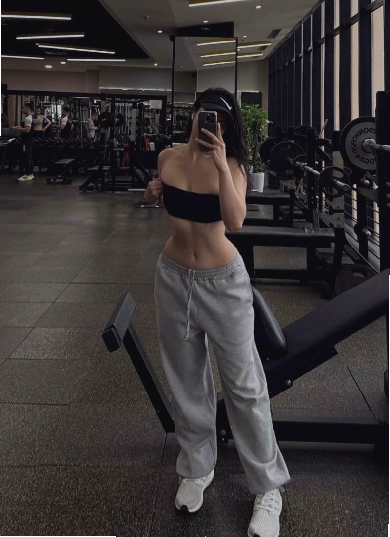 Ảnh gái xinh tập gym với tạ tay