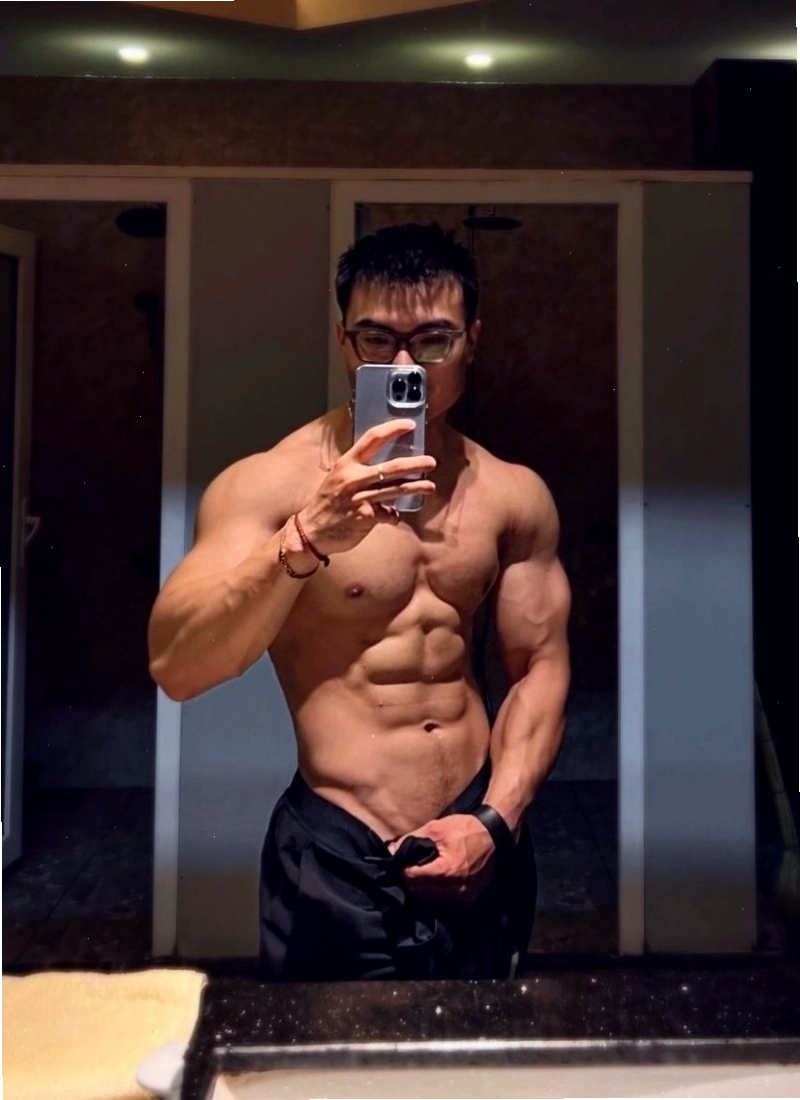 Ảnh trai đẹp 6 múi tập gym với cơ bắp săn chắc