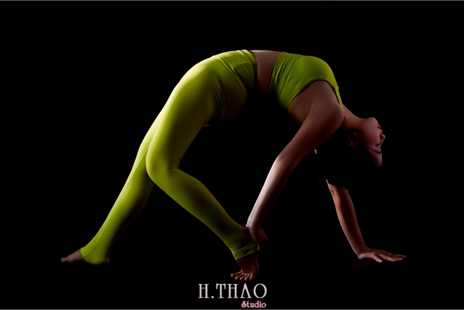 Ảnh yoga 3 người với bối cảnh thiên nhiên