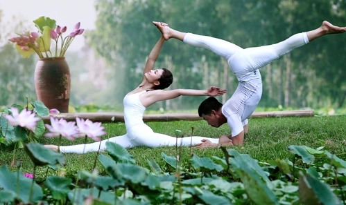Ảnh Yoga Đôi Đẹp: Nâng tầm Sức khỏe và Kết nối Yêu thương