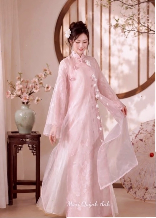 Áo dài cổ trụ hồng pastel phối choàng voan thướt tha