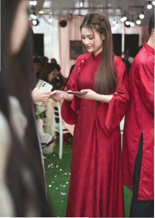 Áo dài cưới màu đỏ trơn truyền thống nổi bật