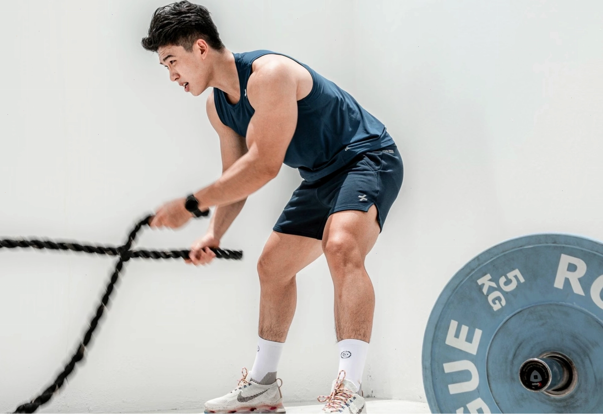 Áo khoác tập gym nam Domyos màu đen, thiết kế tối giản