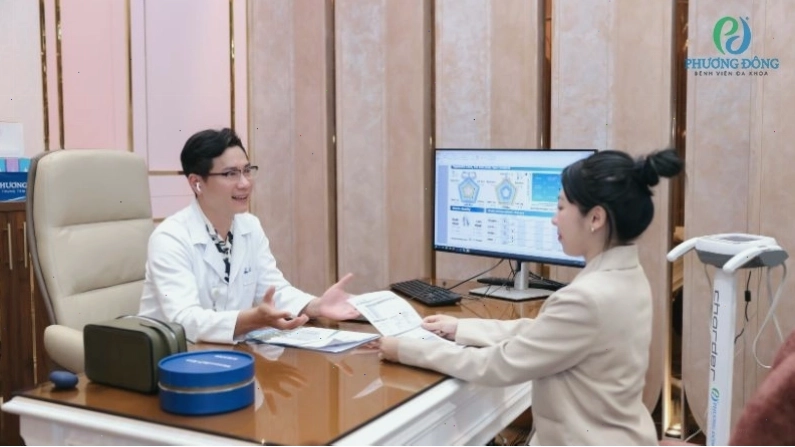 Bác sĩ Nguyễn Thái Sơn thăm khám bệnh nhân trước khi tiến hành nâng ngực