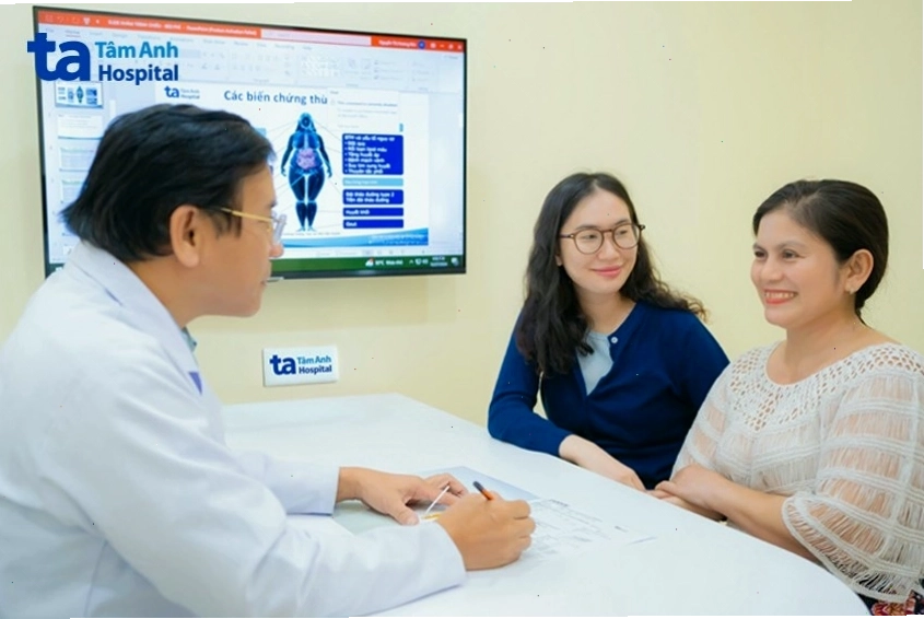 Bác sĩ tư vấn giảm béo cho khách hàng