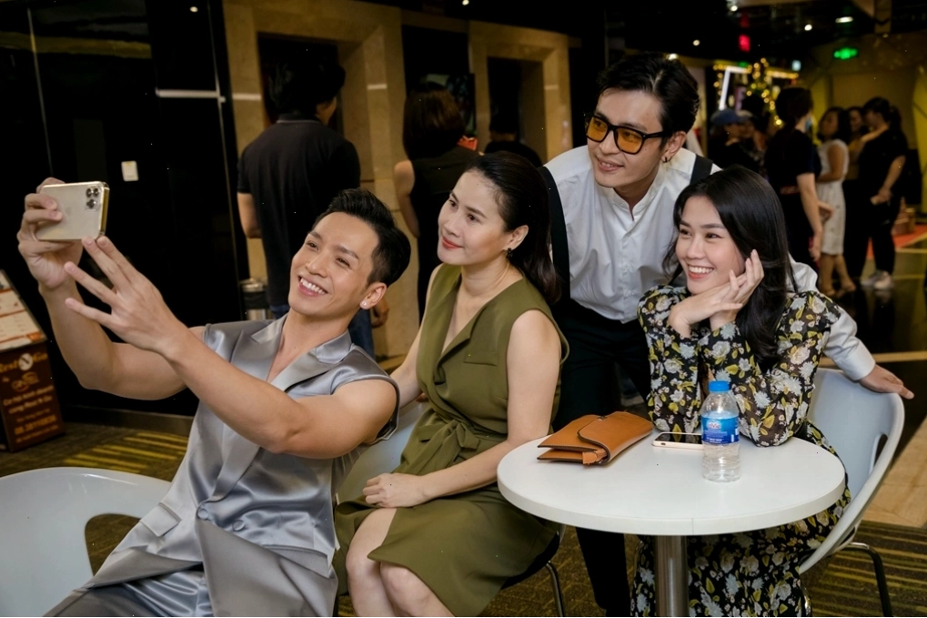 Bạch Công Khanh khoe body 6 múi ấn tượng trong MV mới