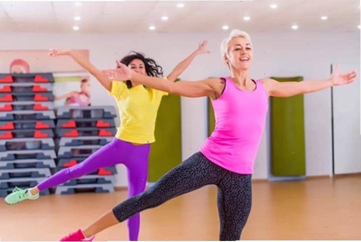 Bài tập aerobic nhảy đá chân sang hai bên giảm mỡ bụng