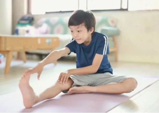 Bài tập chạm ngón chân giúp giãn cơ và tăng chiều cao