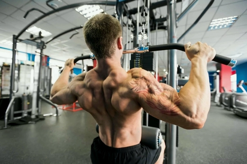 Bài tập cơ lưng xô với máy kéo cáp
