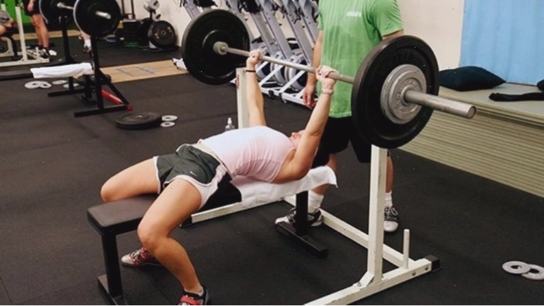Bài tập đẩy tạ trên ghế hiệu quả cho cơ ngực, vai và cánh tay