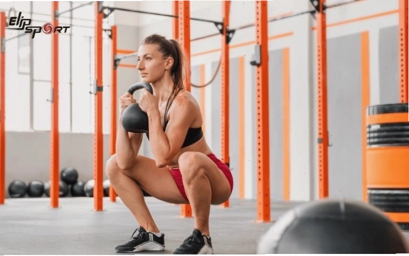 Bài tập Dumbbell Goblet Squat giúp bạn tăng cường sức mạnh cho đôi chân và nâng cao độ săn chắc cho vòng 3