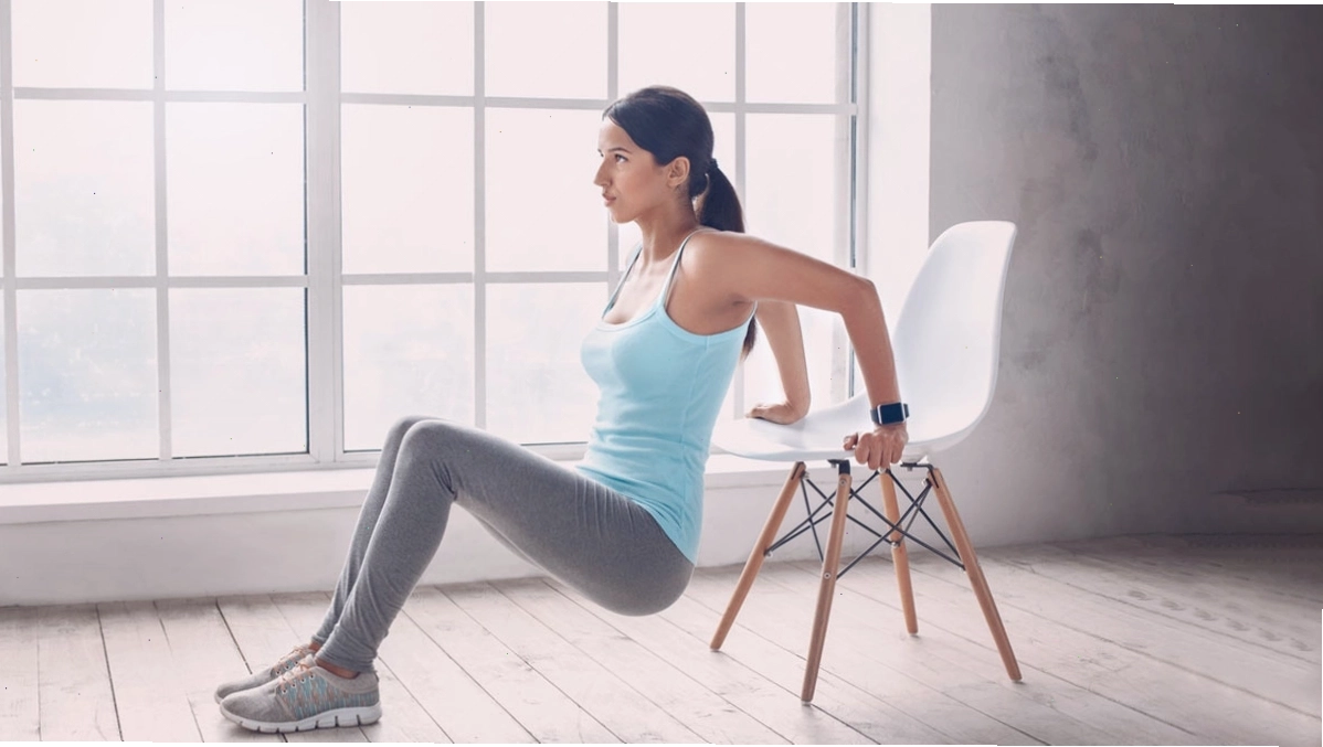 Bài tập đứng kéo cáp làm săn chắc cơ tam đầu