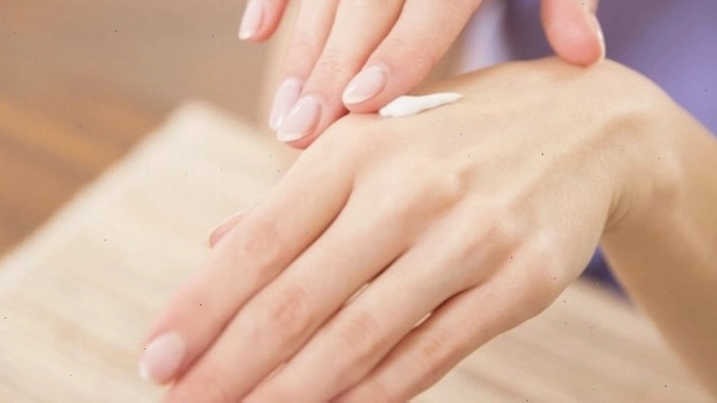 Bài tập giúp ngón tay thon gọn với động tác nắm và thả lỏng bàn tay