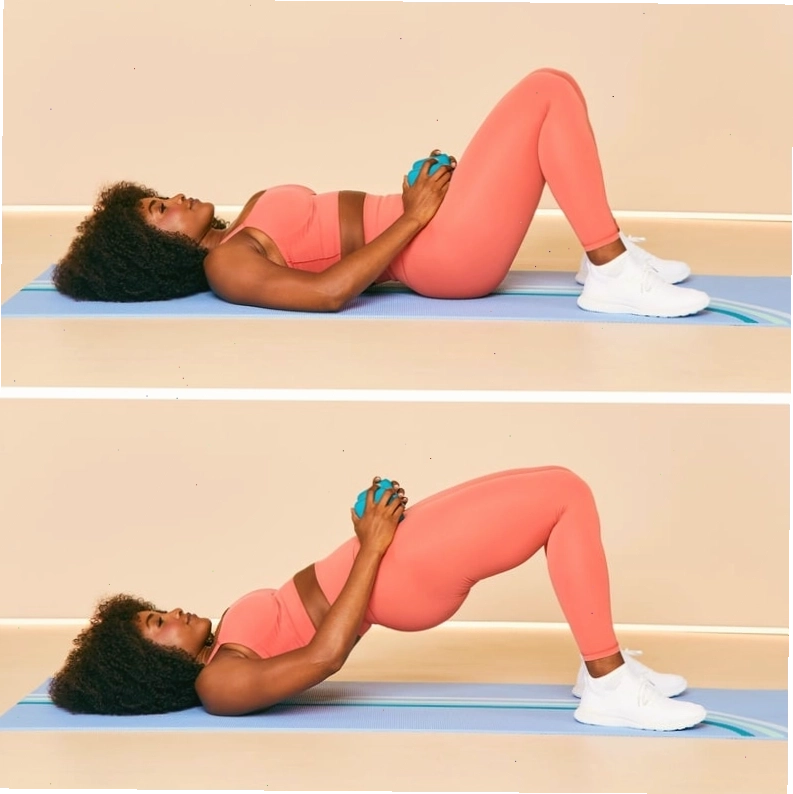 Bài tập Glute Bridge với tạ đơn