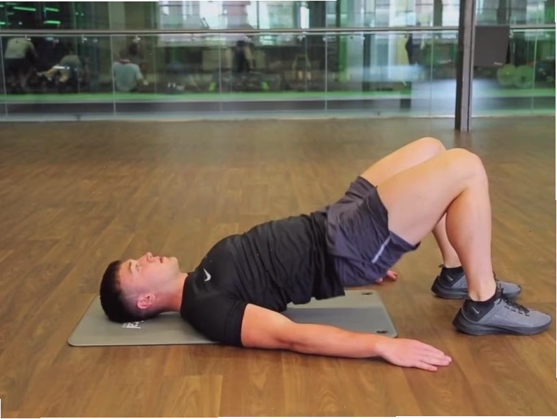 Bài tập Goblet Squat tăng cường sức mạnh đôi chân với tạ đơn