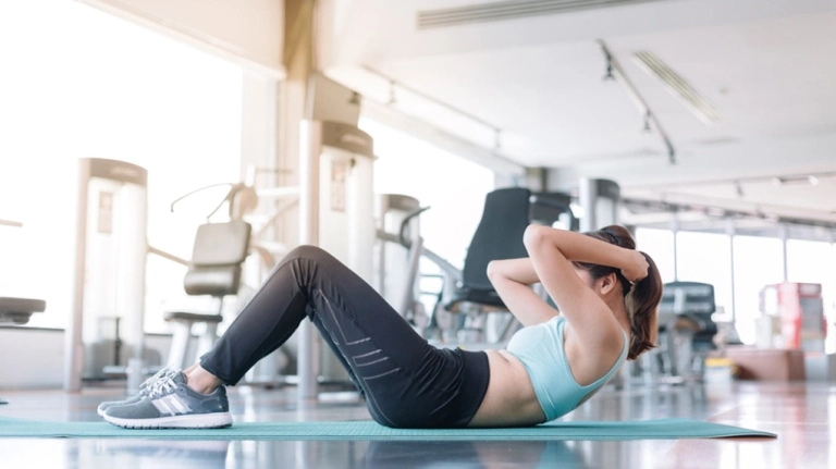 Bài tập gym bụng cho nữ với máy: Hướng dẫn chi tiết 2026