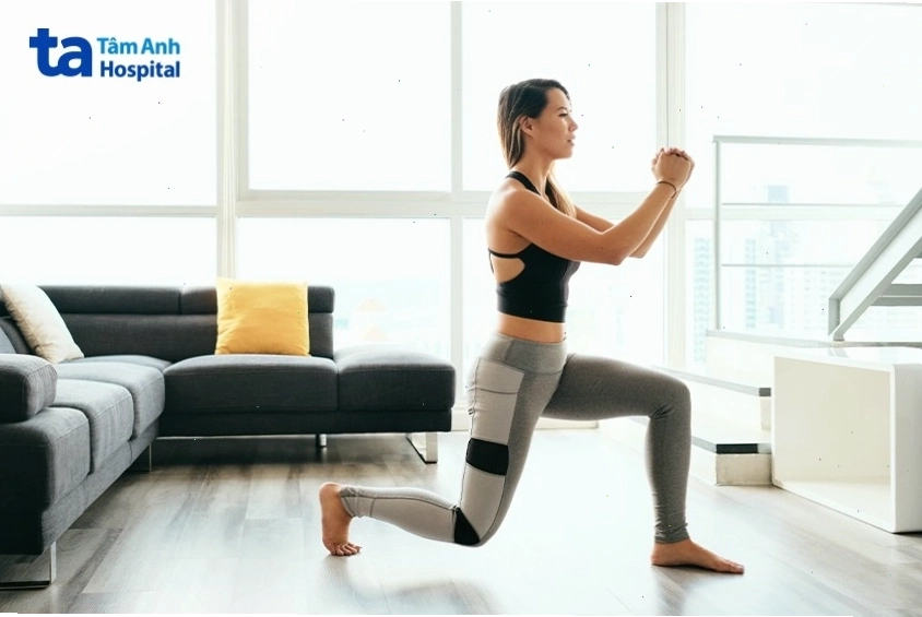 Bài tập lunge tác động mông đùi bụng