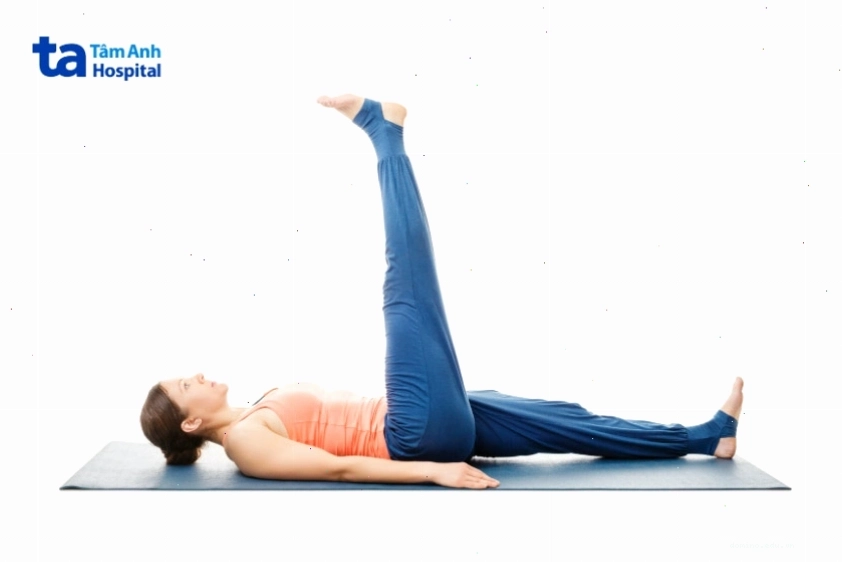 Bài tập nằm ngửa nâng chân thẳng, chú ý giữ cho đầu gối không bị gập.