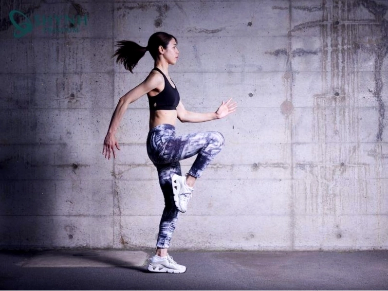 Bài tập nâng cao đầu gối giúp đốt calo cao trong thời gian ngắn