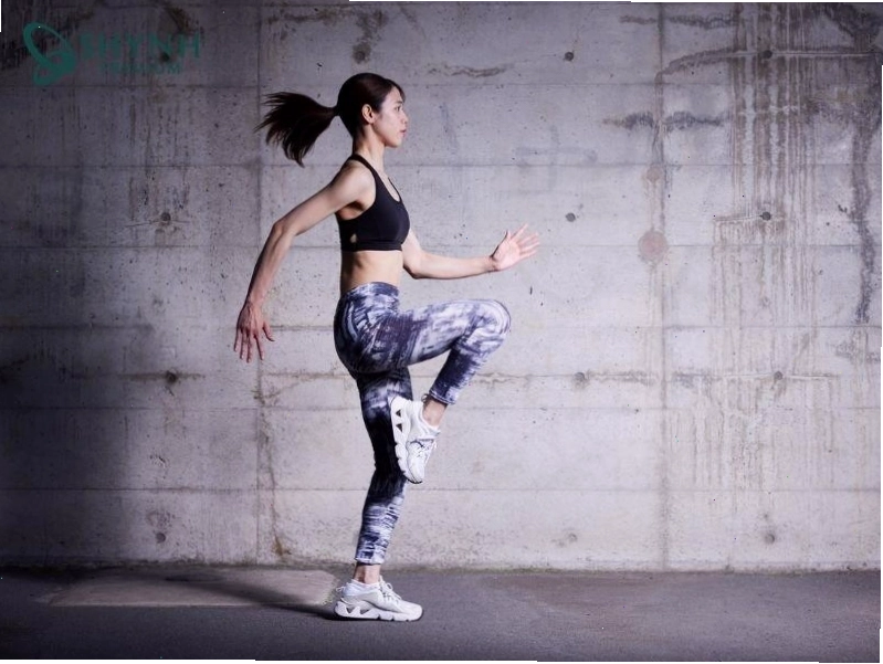 Bài tập nâng cao đầu gối giúp đốt calo cao trong thời gian ngắn