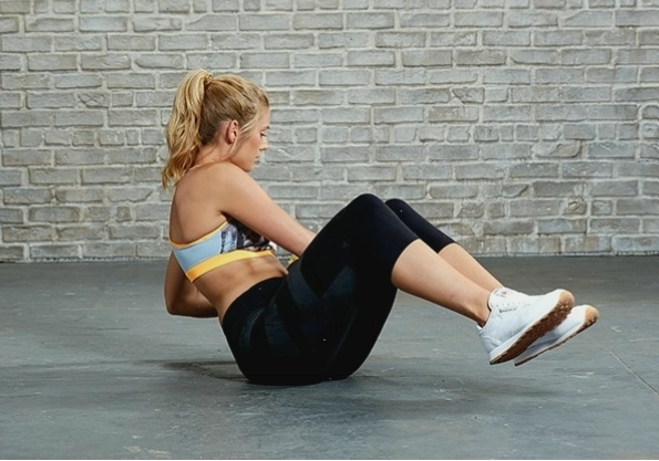 Bài tập nâng chân tác động lên cơ bụng dưới