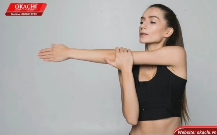 Bài tập nâng cơ tay cho nữ với tạ