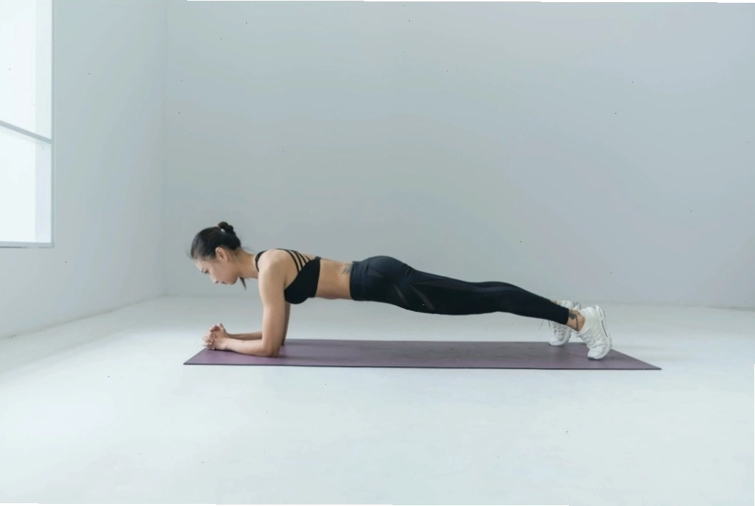 Bài tập Plank giúp người lớn tăng cường sức mạnh cơ bụng