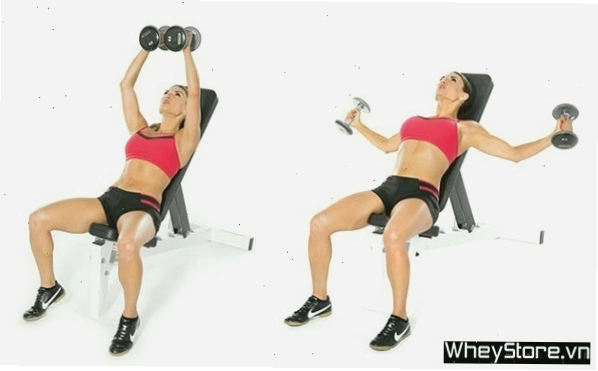 Bài tập Plank nâng tay với tạ giúp tăng cường cơ ngực