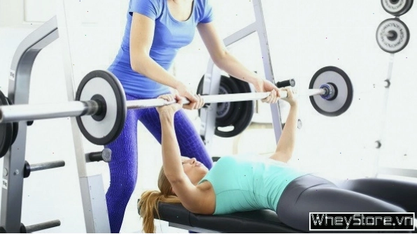 Bài tập Plank nâng tay với tạ