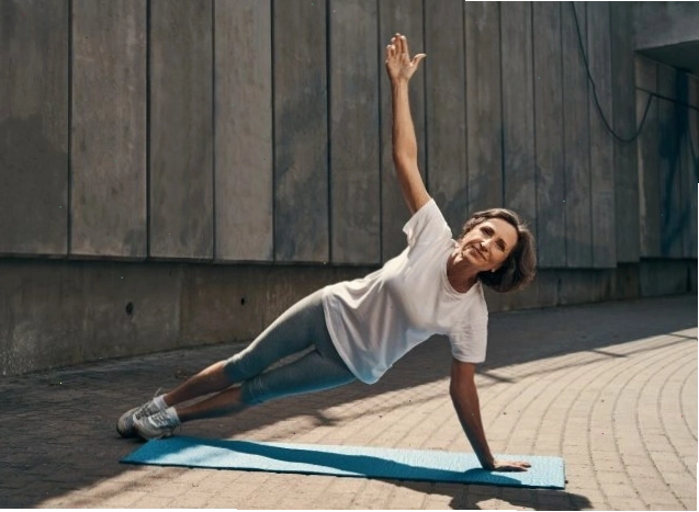 Bài tập plank nghiêng giúp làm săn chắc vùng eo và cơ liên sườn