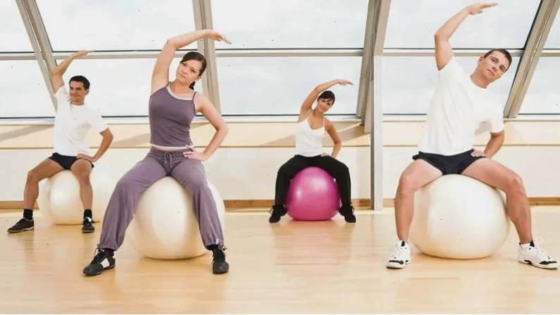 Bài tập Russian twist với bóng giảm mỡ eo