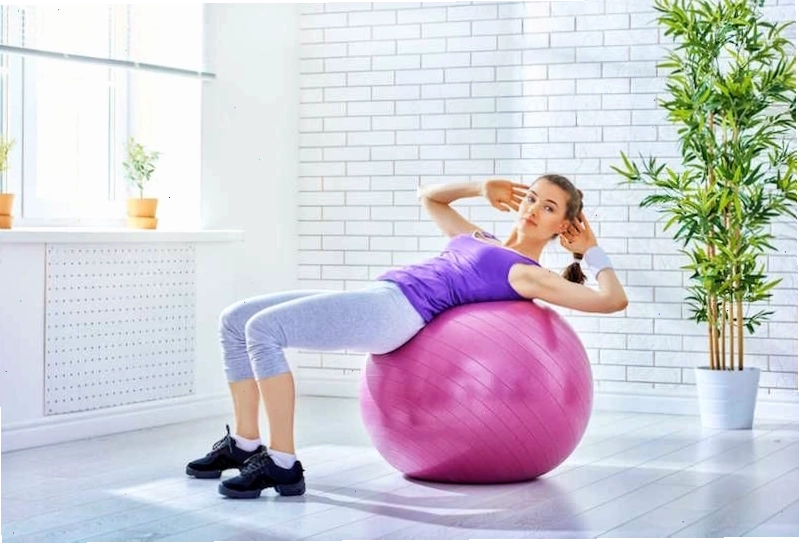 Bài tập Russian twist với bóng Yoga