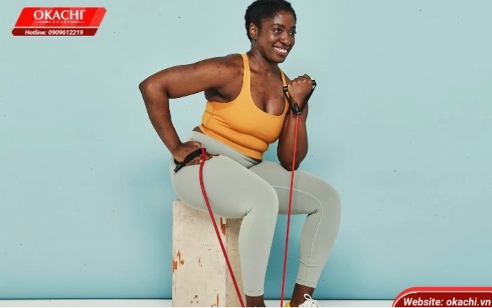 Bài tập Seated Resistance Band Biceps Curl cho bắp tay