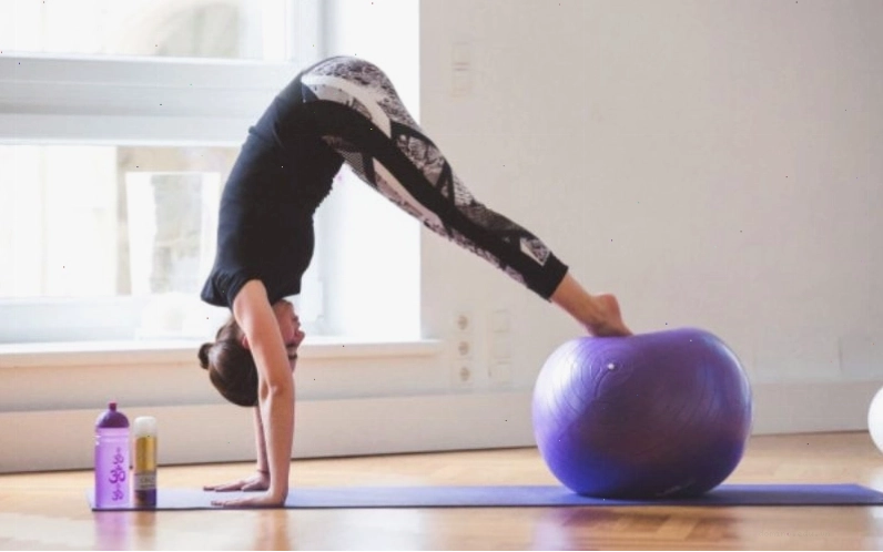 Bài tập Squat với bóng Yoga