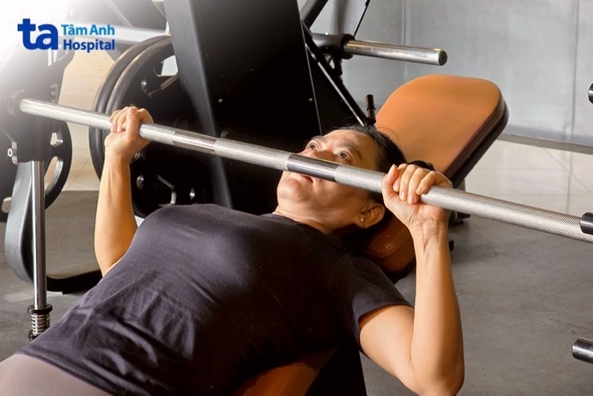 Bài tập tabata kết hợp vung tạ ấm, chống đẩy và chạy bộ tại chỗ