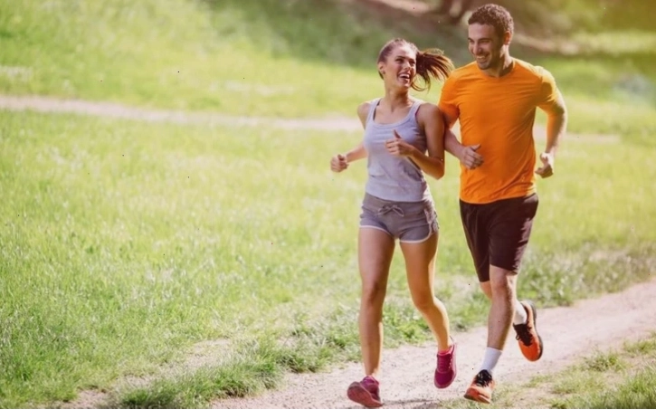 Bài tập trượt gót chân giúp tăng cường cơ đùi trước và cơ hông