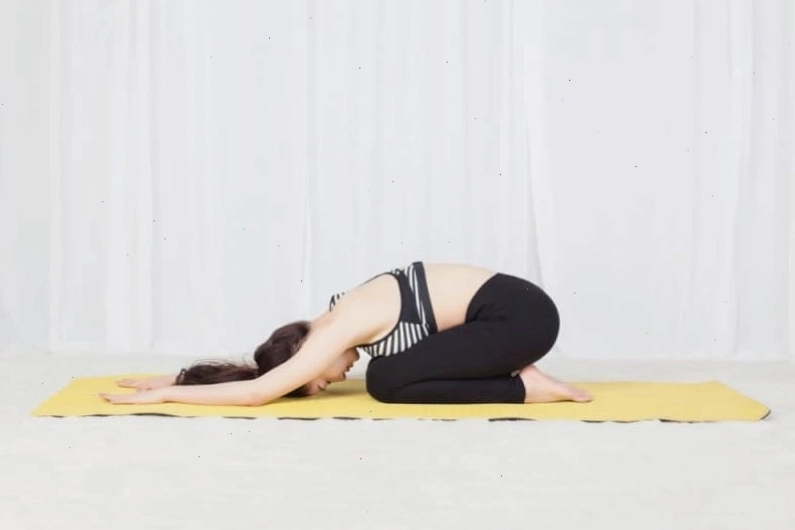 Bài tập tư thế em bé giúp cột sống được thư giãn