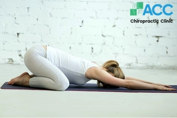 Bài tập yoga trị đau cột sống với tư thế Vặn mình nửa người