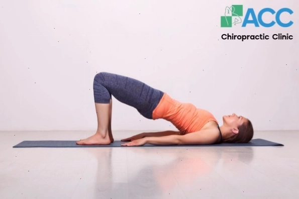 Bài tập yoga tư thế đứng uốn cong về phía trước cho người bị gai cột sống lưng