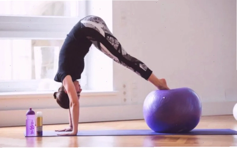 Bài tập yoga với bóng giúp giảm mỡ bụng hiệu quả