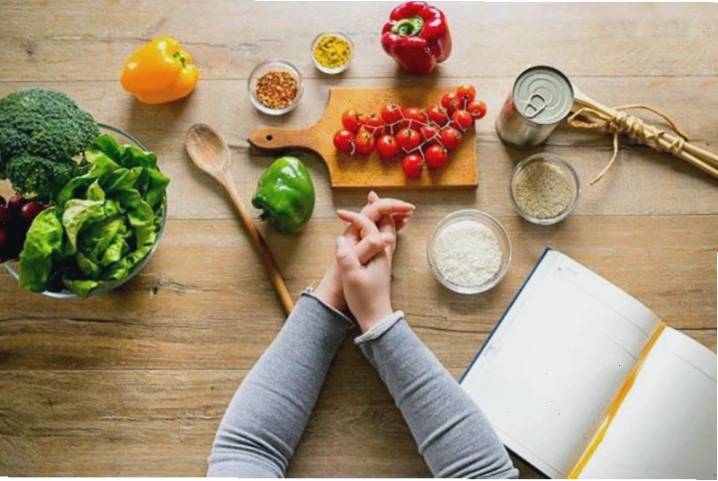 Bàn ăn với nhiều rau xanh và thực phẩm lành mạnh