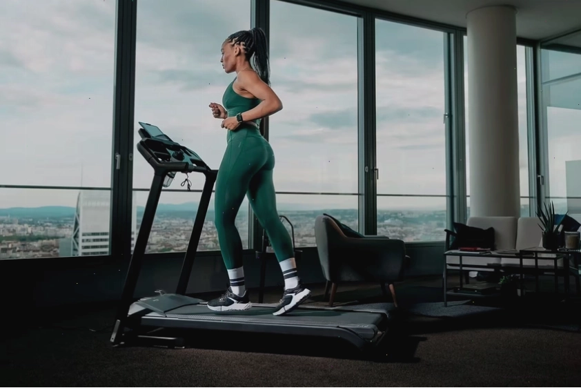 Bạn có thể kết hợp thêm việc chạy bộ với máy tại phòng gym để hỗ trợ giảm mỡ, giúp quá trình tăng cơ nhanh chóng hơn