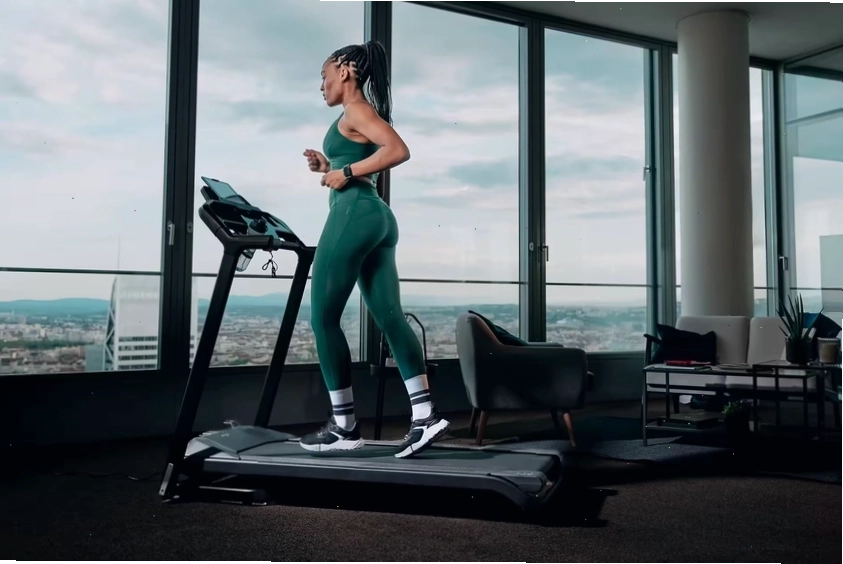 Bạn có thể kết hợp thêm việc chạy bộ với máy tại phòng gym để hỗ trợ giảm mỡ, giúp quá trình tăng cơ nhanh chóng hơn