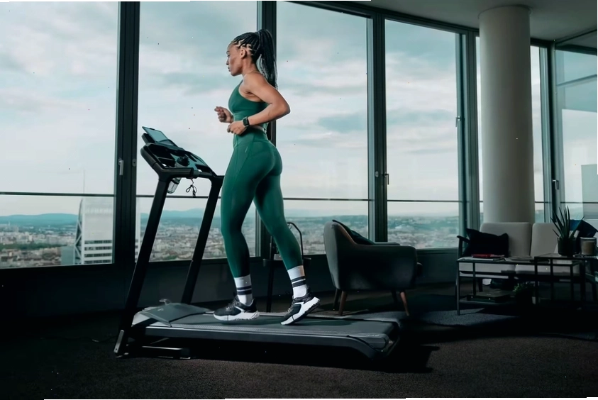 Bạn có thể kết hợp thêm việc chạy bộ với máy tại phòng gym để hỗ trợ giảm mỡ, giúp quá trình tăng cơ nhanh chóng hơn